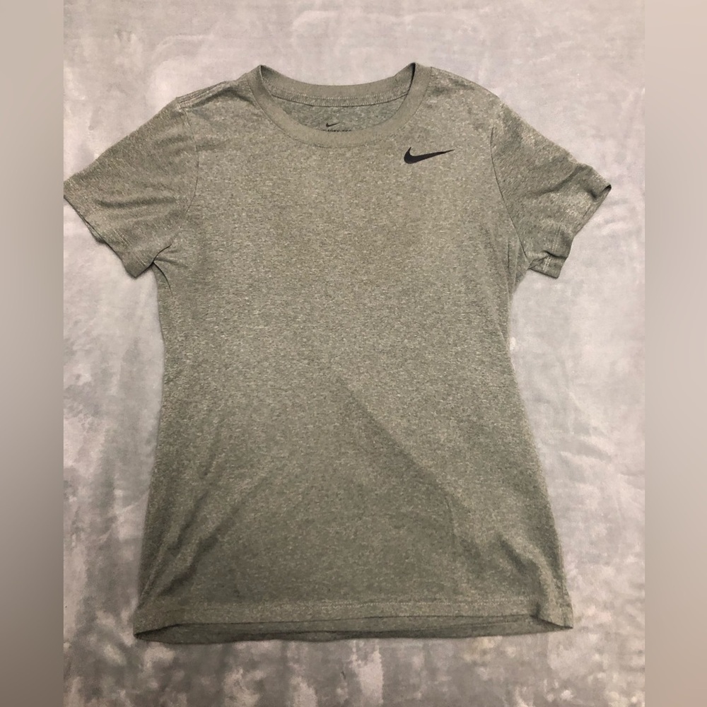 🌻Nike workout shirt